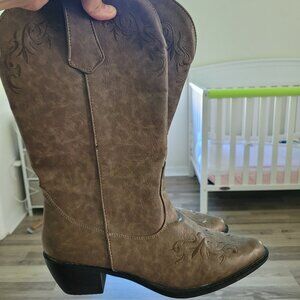 LIKE NEW LIGHT BROWN EMBROIDERED COWGIRL BOOTS